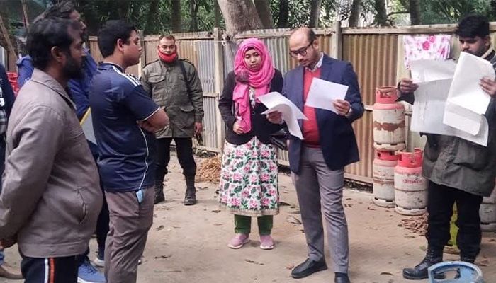 এলপিজি গ্যাসের দাম বেশি নেওয়ায় দিশাহারা ক্রেতারা
