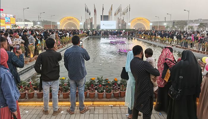 ছুটির দিনে জমজমাট আন্তর্জাতিক বাণিজ্য মেলা
