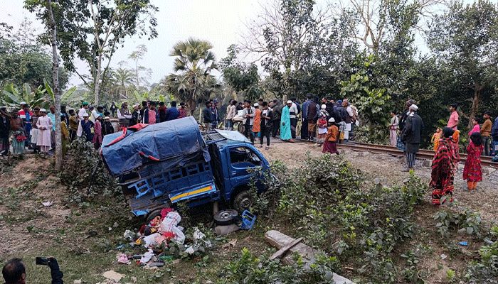 বোয়ালমারীতে ট্রেন দুর্ঘটনায় সহোদরসহ নিহত ৩