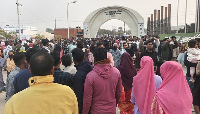 ছুটির দিনে বাণিজ্যমেলায় ছাড়ের ছড়াছড়ি