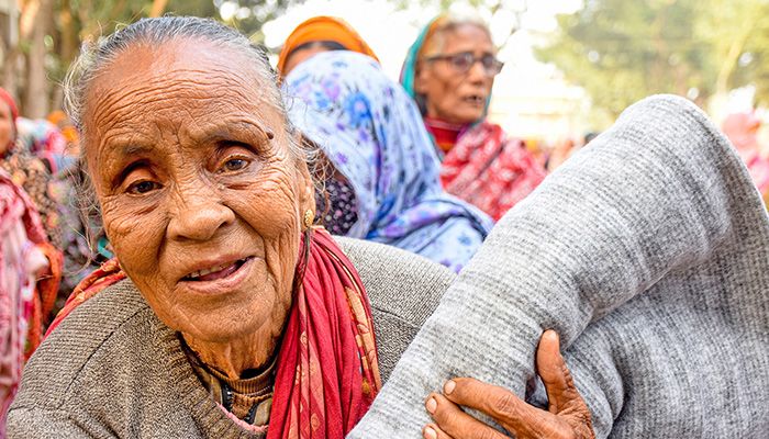 হাড় হিম করা শীতে একটুখানি উষ্ণতার খোঁজে...। বুধবার গাইবান্ধায় বিপিএলের রংপুর রাইডার্সের বিতরণ করা কম্বল হাতে পেয়ে এমন অপার্থিব হাসিতে উদ্ভাসিত হয়ে ওঠে এই অশীতিপর বৃদ্ধার চোখ-মুখ। ছবি : ফোকাস বাংলা