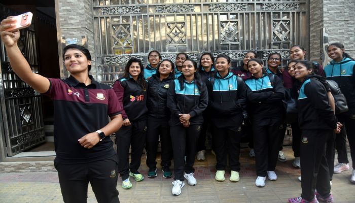 হিমালয়ের দেশে গেলেন জ্যোতিরা
