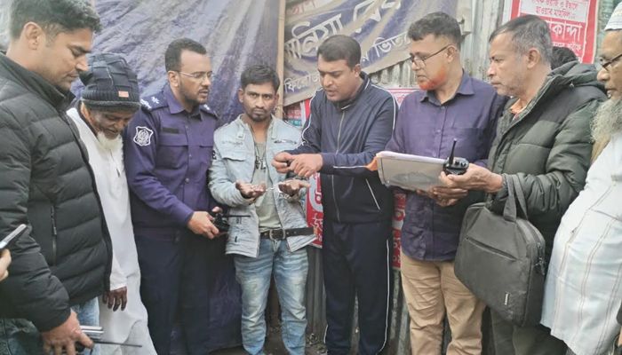 কুমিল্লায় আইনজীবীর বাসা থেকে ম্যাগাজিন-গুলিসহ বিদেশি পিস্তল উদ্ধার
