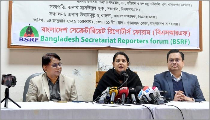 সাংবাদিকদের সঙ্গে মতবিনিময় অনুষ্ঠানে তথ্য উপদেষ্টা। প্রবা ফটো