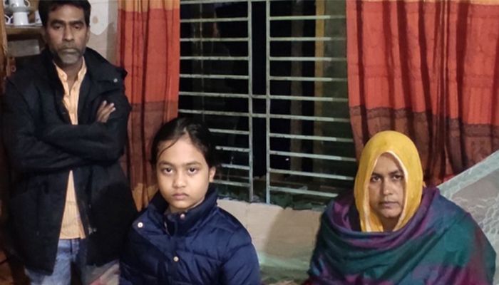 নারায়ণগঞ্জে সন্ধ্যায় রামদা নিয়ে তর্ক, মধ্যরাতে ঘরে ককটেল নিক্ষেপ