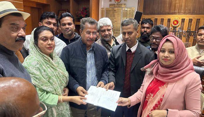 বাকেরগঞ্জে বিএনপি থেকে আবুল হোসেন খানের মনোনয়নপত্র সংগ্রহ