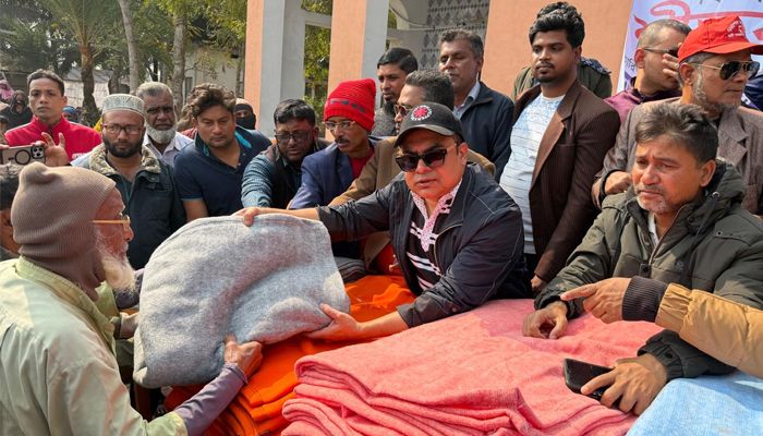 পাইকগাছায় শীতার্তদের কম্বল দিলেন বাসস চেয়ারম্যান 