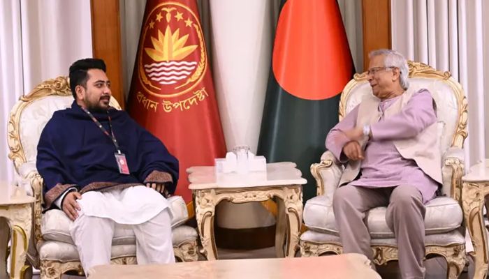 রাষ্ট্রীয় অতিথি ভবন যমুনায় সোমবার সন্ধ্যায় প্রধান উপদেষ্টা অধ্যাপক মুহাম্মদ ইউনূসের সঙ্গে বৈঠক করেছেন এনসিপির চার সদস্যের প্রতিনিধি দল। ছবি: বিবিসি বাংলা