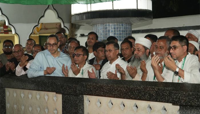 হজরত শাহজালাল (রহ.)-এর মাজার জিয়ারত করছেন তারেক রহমান। ছবি: বিএনপি মিডিয়া সেলের ফেইসবুক পেইজের থেকে নেওয়া