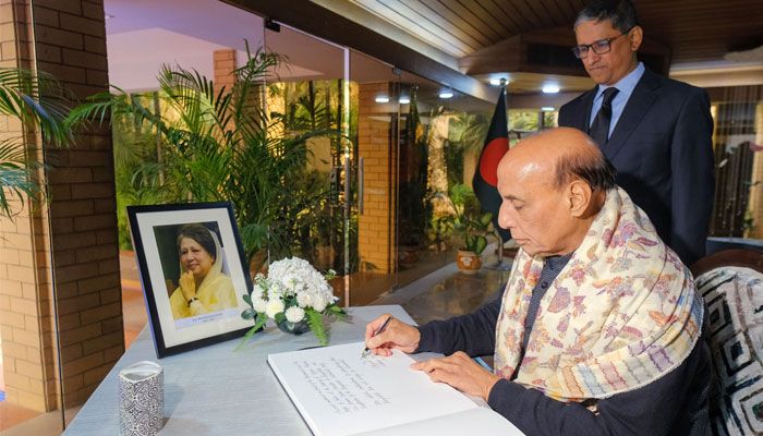 শোকবার্তা লিখছেন ভারতের প্রতিরক্ষামন্ত্রী রাজনাথ সিং। ছবি: রাজনাথ সিং এর এক্স পোস্ট থেকে