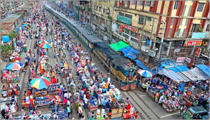 অরক্ষিত রাজধানীর রেললাইন