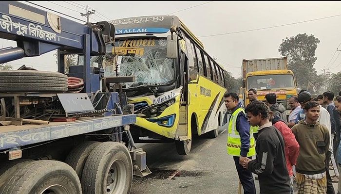 সোনারগাঁওয়ে ঢাকা-চট্টগ্রাম মহাসড়কে বাস-ট্রাক সংঘর্ষে আহত ১০