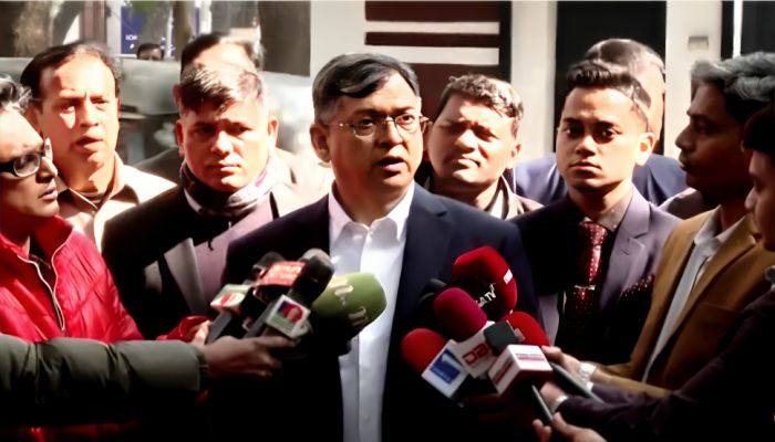 ঢাকার গুলশানে বিএনপির চেয়ারপারসনের রাজনৈতিক কার্যালয়ের সামনে সাংবাদিকের সঙ্গে কথা বলছিলেন সালাহউদ্দিন আহমদ। ছবি: ভিডিও থেকে নেওয়া