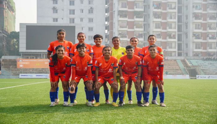 নাসরিনকে ফুটবল শেখালো পুলিশ