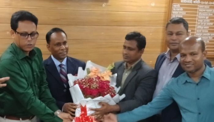 ল রিপোর্টাসের পক্ষ থেকে নেত্রকোণা-১ আসন থেকে নির্বাচিত এ সংসদ সদস্য কায়সার কামালকে ফুল দিয়ে শুভেচ্ছা জানানো হয়। ছবি: প্রতিদিনের বাংলাদেশ