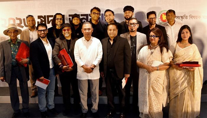 প্রধানমন্ত্রী তারেক রহমান বৃহস্পতিবার অমর একুশে বইমেলা উদ্বোধনের পর ওসমার স্মৃতি মিলনায়তনে ফটোসেশনে অংশ নেন । ছবি: প্রতিদিনের বাংলাদেশ 