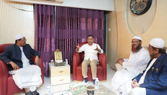 চরমোনাই পীরের বাসায় তারেক রহমান