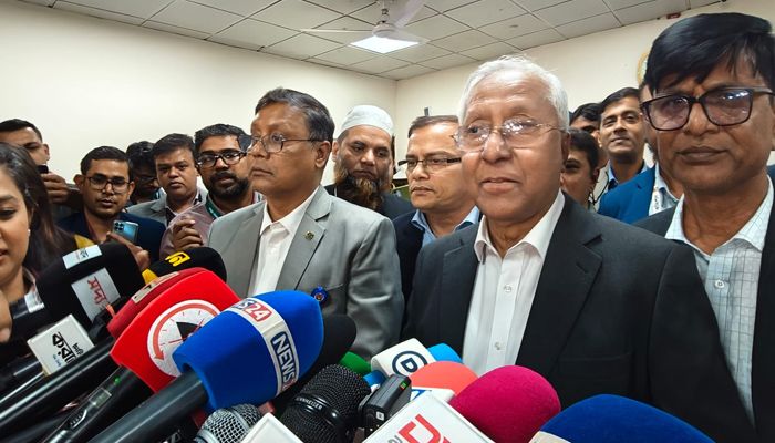 আগারগাঁওয়ে নির্বাচন ভবনে শুক্রবার ত্রয়োদশ জাতীয় সংসদ নির্বাচনের ফল ঘোষণা করেন ইসি সচিব আখতার আহমেদ। ছবি: বাসস