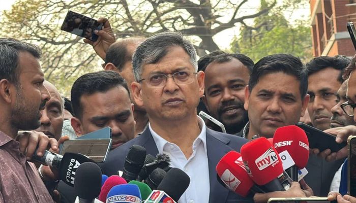 স্বরাষ্ট্রমন্ত্রী সালাহউদ্দিন আহমেদ সাংবাদিকদের সঙ্গে কথা বলেন। ছবি: বাসস