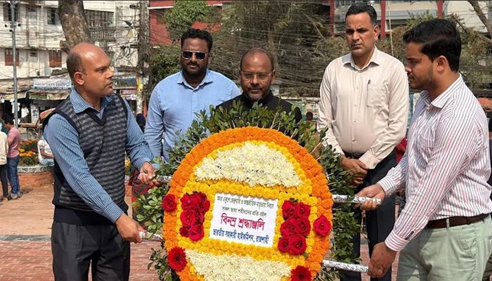 রাজশাহীতে নিযুক্ত ভারতীয় সহকারী হাইকমিশনার মনোজ কুমার শনিবার সকালে রাজশাহীর কেন্দ্রীয় শহীদ মিনারে ভাষা শহীদদের প্রতি শ্রদ্ধা নিবেদন করেন। ছবি: বাসস