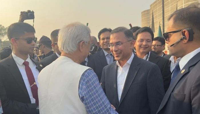 নতুন প্রধানমন্ত্রীর সঙ্গে শুভেচ্ছা বিনিময় বিদায়ি প্রধান উপদেষ্টার