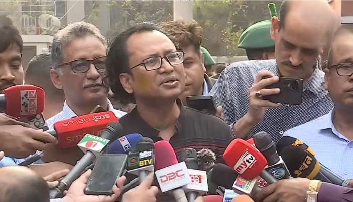 নতুন সরকার গঠনের পর বুধবার বিকালে প্রথমবার মন্ত্রিসভার বৈঠক হয়। সেখাান থেকে বেরিয়ে সাংবাদিকদের  বিভিন্ন প্রশ্নের উত্তর দেন প্রধানমন্ত্রীর উপদেষ্টা জাহেদ উর রহমান। ছবি: ভিডিও থেকে নেওয়া