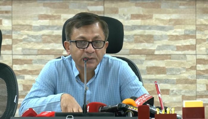 সচিবালয়ে বাণিজ্য মন্ত্রণালয়ের সম্মেলন কক্ষে বৃহস্পতিবার সন্ধ্যায় এলপিজির বাজার পরিস্থিতি নিয়ে আমদানিকারক ও সরবরাহকারীদের সঙ্গে মতবিনিময় সভা শেষে সাংবাদিকদের সঙ্গে কথা বলেন বাণিজ্যমন্ত্রী খন্দকার আব্দুল মুক্তাদির। ছবি: ভিড়িও থেকে নেওয়া