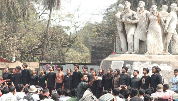 রাজু ভাস্কর্যের পাদদেশে মঞ্চায়িত হলো ‘ভাষার ক্ষুধা’