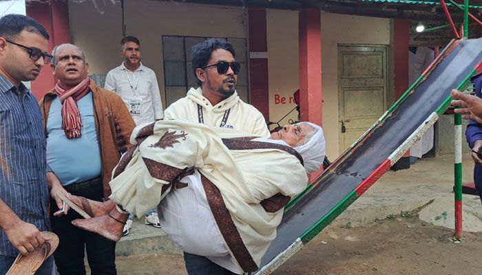 নাতির কোলে ভর করে ভোটকেন্দ্রে শতবর্ষী সূর্যবানু