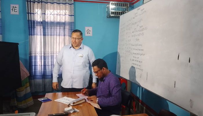 বাংলাদেশ কোরিয়া কারিগরি প্রশিক্ষণ কেন্দ্রে বৃহস্পতিবার সকাল সাড়ে ১০টার দিকে ভোট দেন  স্বতন্ত্র প্রার্থী সৈয়দ আবু বকর সিদ্দিক সাজু। ছবি: প্রতিদিনের বাংলাদেশ