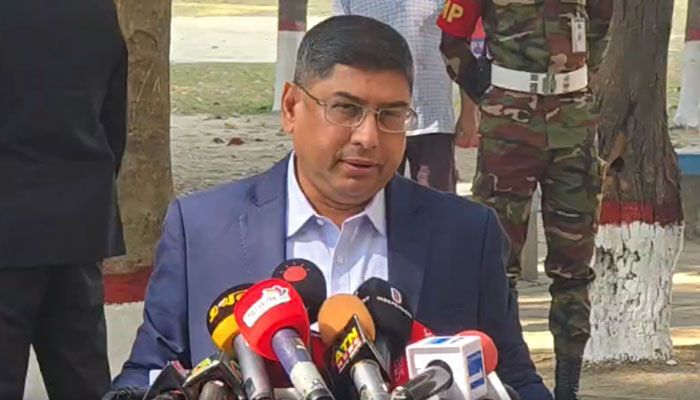 আদমজী ক্যান্টনমেন্ট কলেজের বিজ্ঞান ভবনে ভোট দেওয়ার পর বৃহস্পতিবার সকাল সাড়ে ১০টার দিকে সাংবাদিকদের সঙ্গে নির্বাচন নিয়ে কথা বলেন সেনাবাহিনী প্রধান জেনারেল ওয়াকার-উজ-জামান। ছবি: ভিডিও থেকে