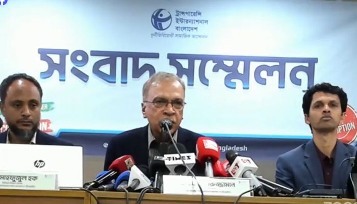 ঢাকার ধানমন্ডিতে টিআইবি কার্যালয়ে সোমবার সংবাদ সম্মেলনে কথা বলেন সংস্থাটির নির্বাহী পরিচালক ড. ইফতেখারুজ্জামান। ছবি: ভিডিও থেকে নেওয়া
