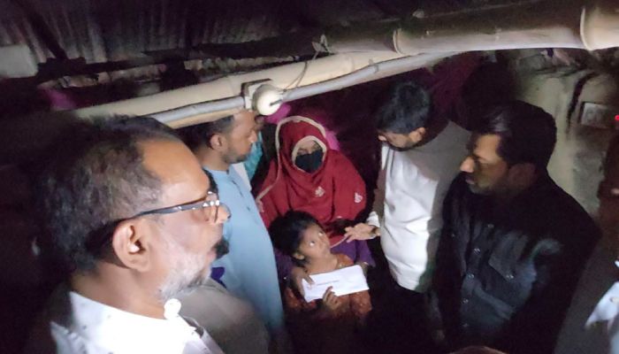 ফেনীর গৃহবধূ বিবি জহুরা ও তার তিন সন্তানের দায়িত্ব নিয়েছেন বিএনপি চেয়ারম্যান তারেক রহমান। ছবি: প্রতিদিনের বাংলাদেশ