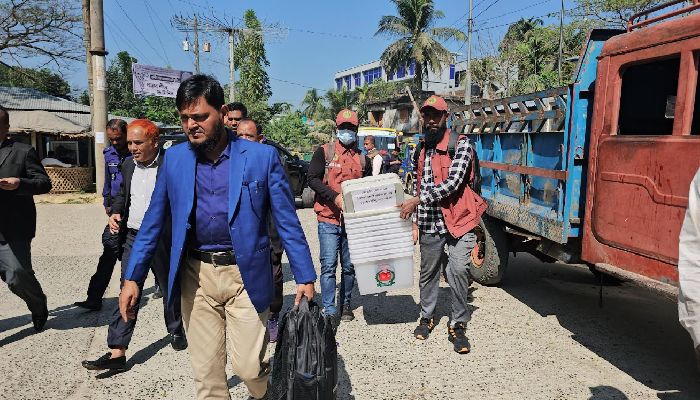 দেশজুড়ে কেন্দ্রে কেন্দ্রে পৌঁছাচ্ছে ব্যালট ও নির্বাচনি সরঞ্জাম