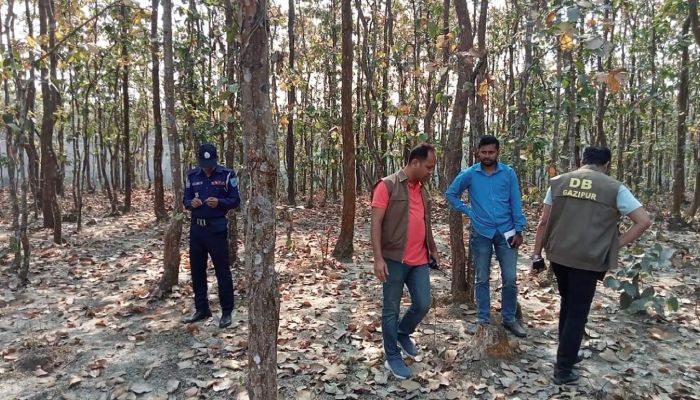 ঘটনাস্থল পরিদর্শন করেছেন ডিবি পুলিশ ও পিবিআই সদস্যরা। ছবি: প্রতিদিনের বাংলাদেশ