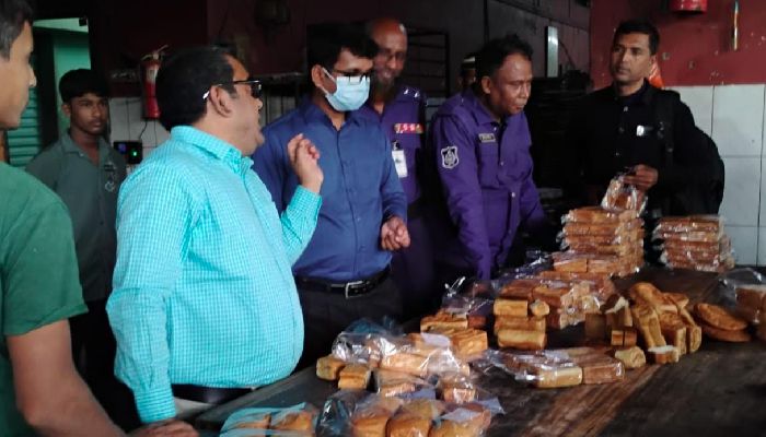 ডালডার মধ্যে মরা ইঁদুর: দুই বেকারিকে দেড় লাখ টাকা জরিমানা