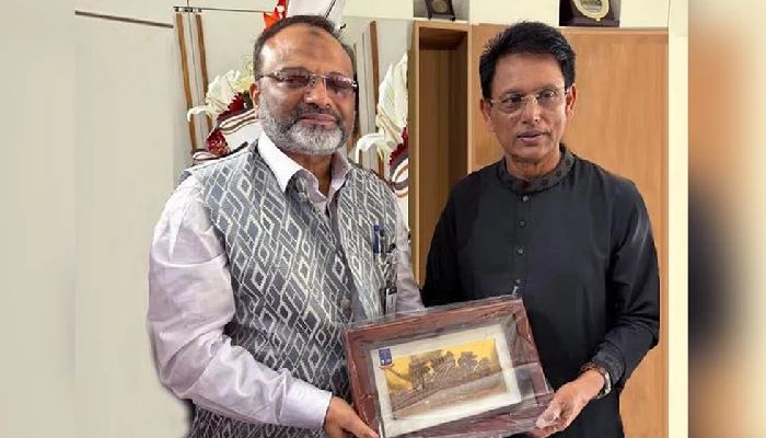সচিবালয়ে বৃহস্পতিবার শিক্ষামন্ত্রী ড. আ ন ম এহছানুল হক মিলনের সঙ্গে সৌজন্য সাক্ষাৎ করেন ঢাবি উপাচার্য অধ্যাপক ড. নিয়াজ আহমদ খান। ছবি: সংগৃহীত