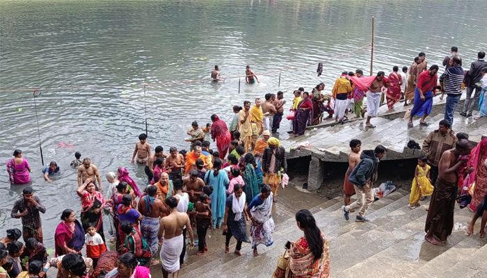 গঙ্গাস্নানের আগে কুমার নদে অপরিশোধিত বর্জ্য, বিপাকে পূণ্যার্থীরা
