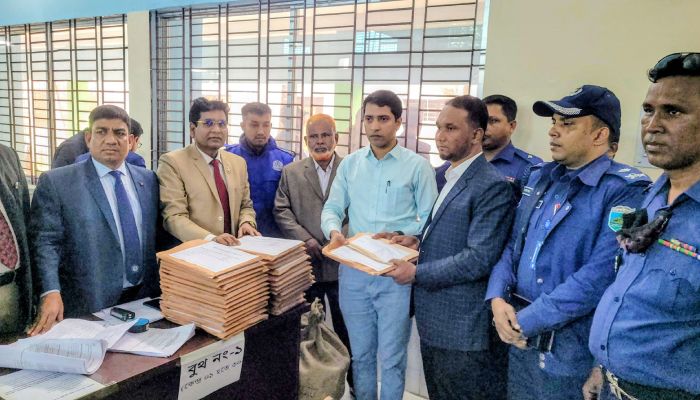 জাতীয় সংসদ নির্বাচন উপলক্ষে বুধবার সকাল ১০টায় বগুড়ায় ভোটের সরঞ্জাম বিতরণ কার্যক্রম পরিদর্শন করেছেন ইউরোপীয় ইউনিয়নের প্রতিনিধি দল। ছবি: প্রতিদিনের বাংলাদেশ