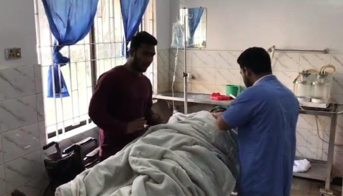 স্বতন্ত্র প্রার্থীর সমর্থককে কুপিয়ে জখমের অভিযোগ। ছবি: প্রতিদিনের বাংলাদেশ