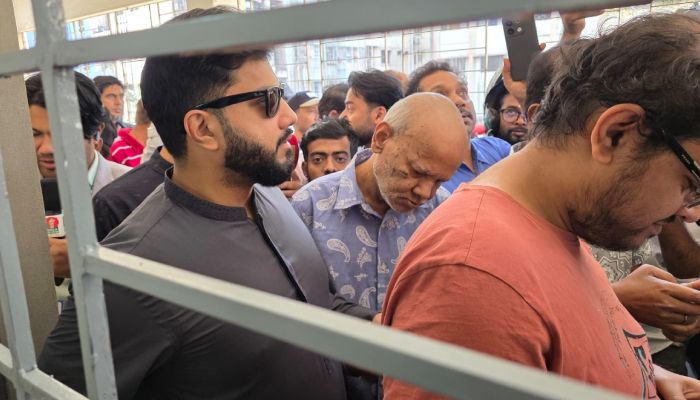 ভাইকে নিয়ে ভোট দিলেন ঢাকা ৬ আসনের প্রার্থী  ইশরাক হোসেন  