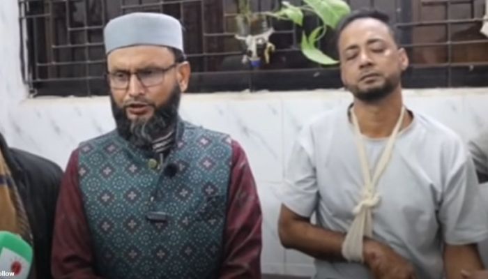 ফেনীর দাগনভূঞায় হামলার ঘটনায় আহত ছেলের খবর শুনে শনিবার রৌশন আরা বেগম নামে এক মায়ের মৃত্যুর ঘটনা ঘটেছে। ছবি: ভিডিও থেকে