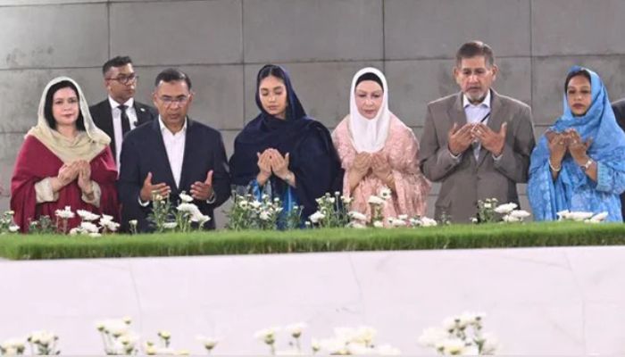 স্ত্রী ডা. জুবাইদা রহমান ও কন্যা জাইমা রহমানকে নিয়ে মঙ্গলবার রাতে বা-মায়ের কবর জিয়ারত করেছেন প্রধানমন্ত্রী তারেক রহমান। ছবি: পিআইডি