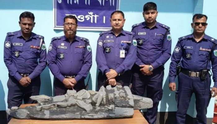 নওগাঁর পোরশা উপজেলা থেকে বুধবার প্রায় কোটি টাকা মূল্যের ১৩৭ কেজি ওজনের কষ্টিপাথরের মূর্তি উদ্ধার করেছে থানা পুলিশ। ছবি: প্রতিদিনের বাংলাদেশ