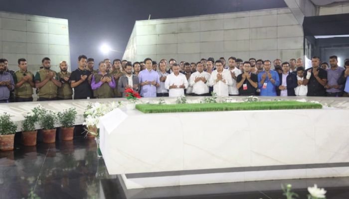  সোমবার রাত সোয়া ১১টার দিকে বাবা-মায়ের তবর জিয়ারত করেন তারেক রহমান। ছবি: বিএনপির মিডিয়া সেল