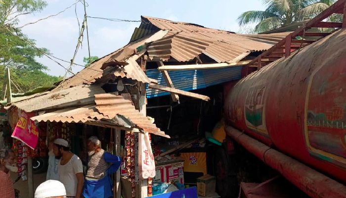 নিয়ন্ত্রণ হারিয়ে দোকানে ঢুকে পড়ল ট্রাক, ব্যবসায়ীর মৃত্যু