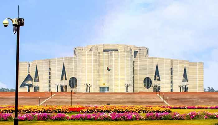 সব চোখ দক্ষিণ প্লাজায়