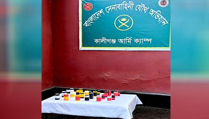 কালীগঞ্জে যৌথবাহিনীর অভিযানে ২৪টি ককটেল ও দেশি অস্ত্র উদ্ধার