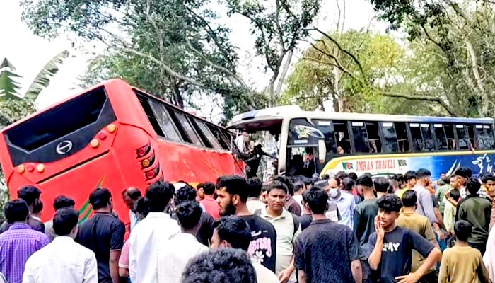 ঢাকা-বরিশাল মহাসড়কে বাস সংঘর্ষে নিহত-২, আহত-২৫