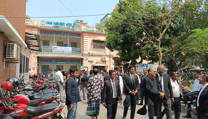 আদালত বর্জন করেন বরিশাল জেলা আইনজীবী সমিতির সদস্যরা। ছবি: প্রতিদিনের বাংলাদেশ